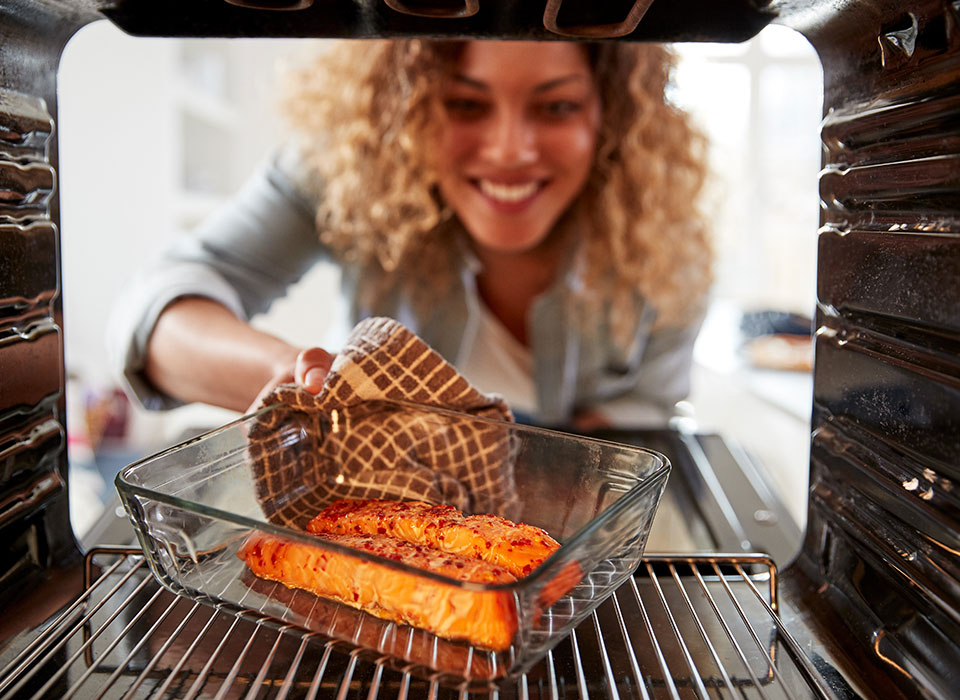 bjb-hot-backofen-leuchte-frau-schiebt-essen-in-den-backofen