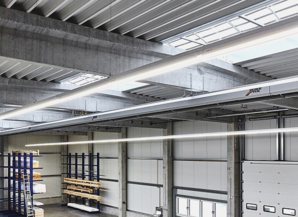 bjb-linearflat-lineares-led-lichtsystem-lagerhalle