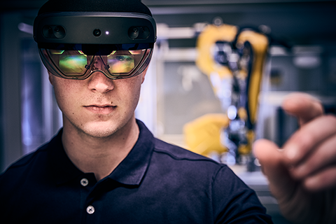 BJB digitalisiert globalen technischen Service mit der Microsoft HoloLens 2 Mitarbeiter Hololens